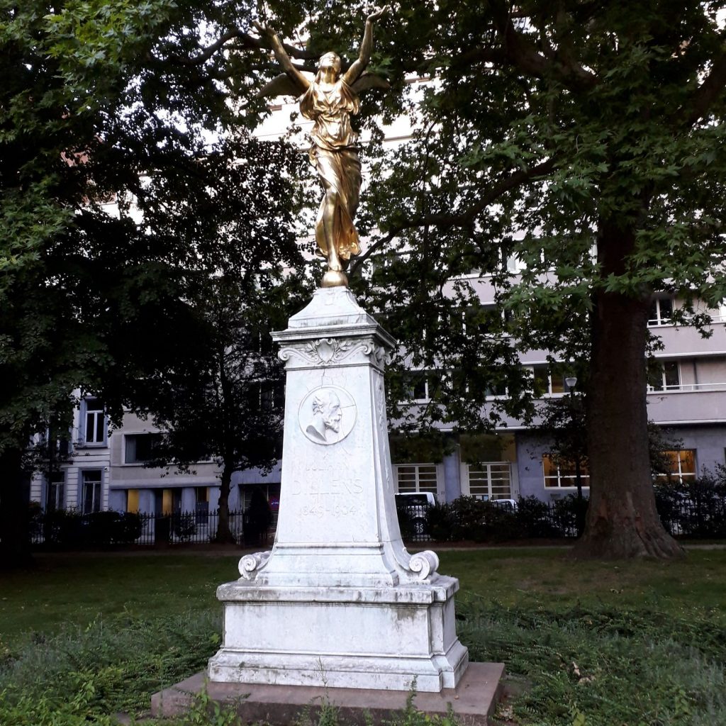 Pomnik w parku na Square de Meeûs w Brukseli.