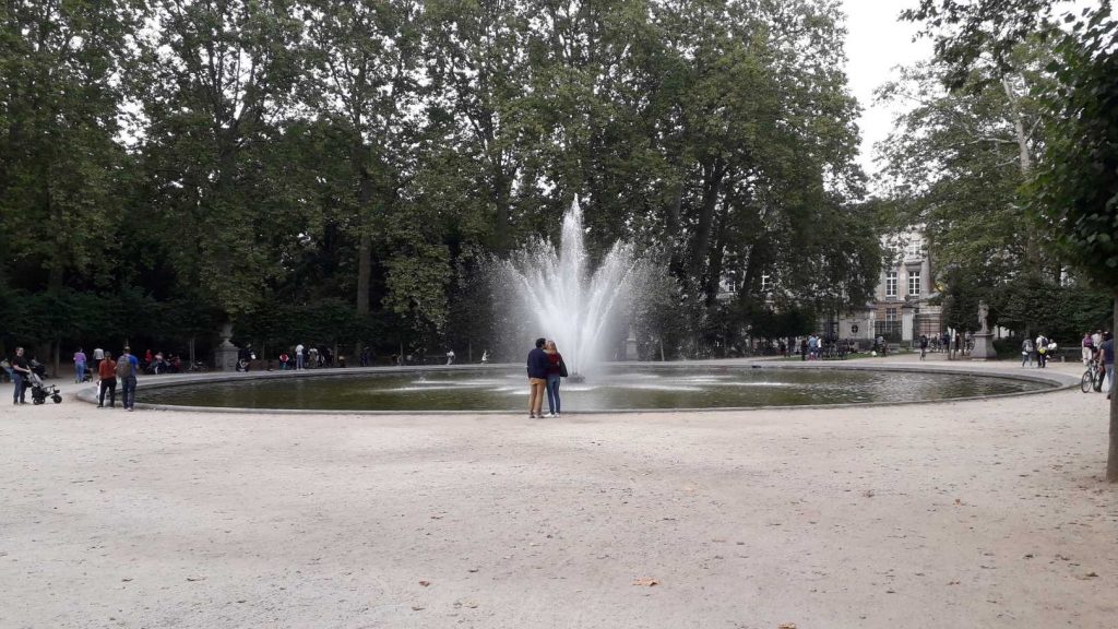 Fontanna w Parku Królewskim w Brukseli.