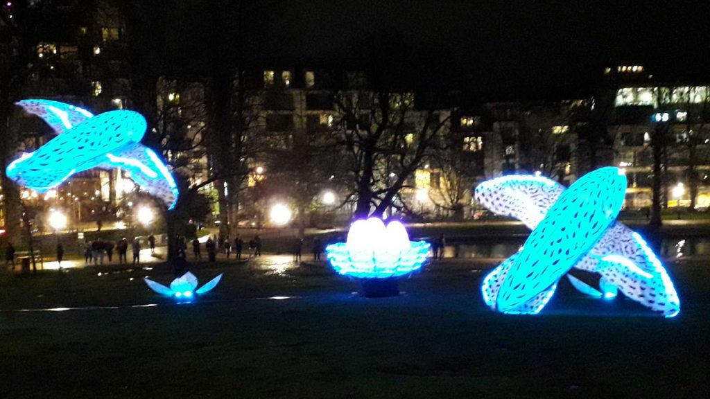 Bright Brussels w parku koło Parlamentu Europejskiego